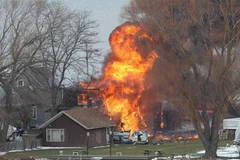 Hiện trường vụ xả súng, bên ngoài ngôi nhà bị hỏa hoạn. (Nguồn: usatoday.com)