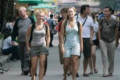 Khách du lịch nước ngoài đi bộ trên một con phố ở Thái Lan. (Nguồn: wtgcp.com)