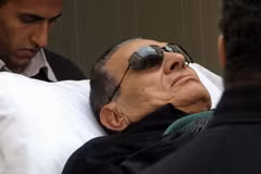 Cựu Tổng thống Ai Cập Hosni Mubarak được đưa đến bệnh viện. (Nguồn: AFP / Getty Images)