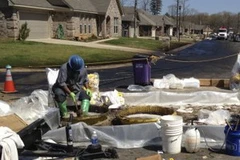 Công nhân đang sửa chữa đường ống dẫn ExxonMobil bị vỡ. (Nguồn: Reuters)