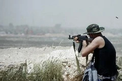 Một tay súng vùng Zuwarah gác tại mặt trận sau xung đột giáo phái ở Libya. (Ảnh: AFP/TTXVN)