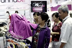 Khách tham quan và mua sắm tại hội chợ. (Ảnh: Hoàng Hải/TTXVN)