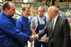 Chủ tịch kiêm Giám đốc điều hành GM Dan Akerson gặp gỡ các công nhân nhà máy ở St. Petersburg. (Nguồn: eandt.theiet.org)