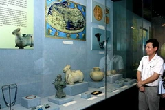 Du khách đến tham quan triển lãm. (Ảnh: Quý Trung/TTXVN)