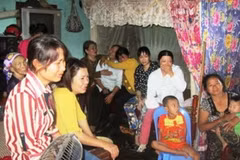Gia đình các nạn nhân vụ cháy xưởng may tại Nga. (Nguồn: dantri.com)