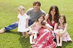 Brooke Burke và gia đình của mình. (Nguồn: thedoctorstv.com)