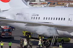 Nhân viên cứu hỏa Boston đang dập tắt đám cháy trên chiếc máy bay Boeing 787 của JAL. (Nguồn: dailymail.co.uk)