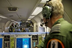 Phi hành đoàn thuộc phi đội E-3A của NATO quan sát Ba Lan trong giải EURO 2012 trên máy bay AWACS. (Nguồn: NATO) 