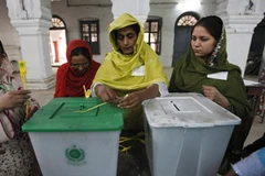 Kiểm tra hòm phiếu trước giờ bỏ phiếu. (Nguồn: Reuters)