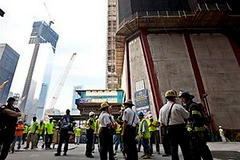 Nhân viên cứu hỏa thành phố New York tập trung tại tòa tháp số 1 Trung tâm Thương mại Thế giới mới. (Nguồn: AP)