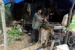 Khai thác vàng ở khu vực mỏ vàng thuộc xã Minh Lương, Văn Bàn. (Ảnh: Lục Văn Toán/Vietnam+)