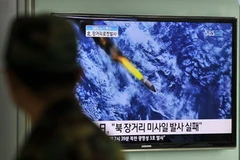 Người dân Hàn Quốc theo dõi vụ phóng tên lửa của Triều Tiên trên truyền hình. (Ảnh: AFP/TTXVN)