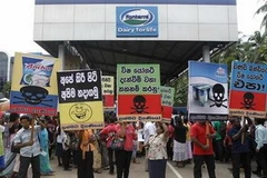 Người dân Sri Lanka biểu tình bên ngoài trụ sở của Fonterra tại nước này. (Nguồn: Reuters)