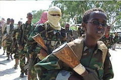 Trẻ em bị ép cầm súng trong các nhóm vũ trang của Somalia. (Nguồn: Internet)