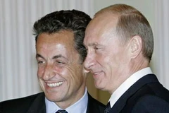 Tổng thống Nga Vladimir Putin và cựu Tổng thống Pháp Nicolas Sarkozy. (Nguồn: Tân Hoa Xã)
