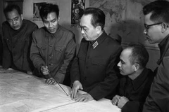 Đại tướng Võ Nguyên Giáp thăm Bộ Tư lệnh Quân chủng Phòng không-Không quân, ngày 30/12/1972. (Nguồn: TTXVN)