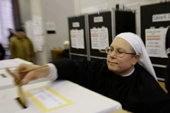 Cử tri Italy đi bỏ phiếu. (Nguồn: AP)