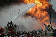 Lực lượng cứu hỏa đang cố gắng kiểm soát đám cháy. (Nguồn: AFP)