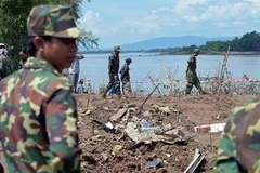 Quân đội Lào có mặt tại hiện trường tham gia công tác cứu hộ (Nguồn: AFP)