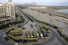 Xe chở dầu của NATO vào Afghanistan đỗ tại Karachi, Pakistan ngày 2.7. (Nguồn: laodong.com)