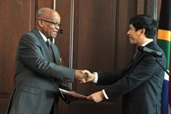 Đại sứ Lê Huy Hoàng trình Thư ủy nhiệm lên Tổng thống Nam Phi Jacob Zuma. (Ảnh: MĐức/Vietnam+)