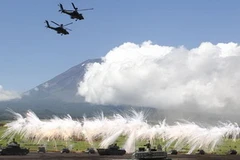 Lực lượng Phòng vệ Nhật Bản diễn tập bắn đạn thật ở phía Đông ngọn núi Phú Sĩ. (Nguồn: AP)