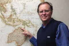 Nhà khoa học Ian McIntosh chỉ vào khu vực tìm thấy đồng xu. (Nguồn: AAP)