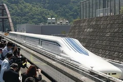 LO lần đầu tiên lăn bánh tại thành phố Tsurushi, tỉnh Yamanashi sáng 3/6. (Nguồn: Yomiuri)