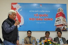 Nhà sử học Dương Trung Quốc phát biểu tại lễ ra mẳ cuốn sách ảnh "Tổ quốc nơi đầu sóng." (Nguồn: tienphong.vn)