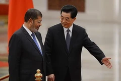 Chủ tịch Trung Quốc Hồ Cẩm Đào (phải) và Tổng thống Ai Cập Mohamed Morsi trong buổi lễ chào đón tại Đại lễ đường Nhân dân hôm 28/8. (Ảnh: AFP)