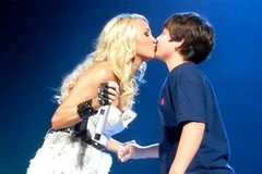 Ca sỹ Carrie Underwood trao nụ hôn cho cậu bé 12 tuổi trong một buổi hòa nhạc ở Louisville. (Nguồn: thesun.co.uk)