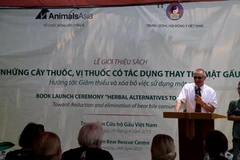 Lễ ra mắt cuốn sách “Những cây thuốc, vị thuốc có tác dụng thay thế mật gấu.” (Ảnh: Ngọc Dung/Vietnam+)