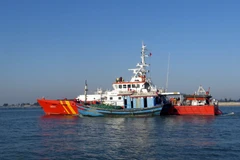 Lai dắt tàu cá bị nạn. (Ảnh: Văn Đạt/TTXVN)