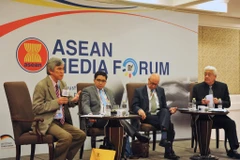 Các chuyên gia tham dự diễn đàn.