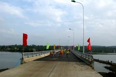 Người dân đi lại thuận tiện trên cầu Long Phú. (Ảnh: Thế Lập/Vietnam+)