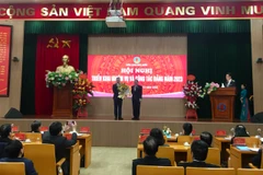Phó chủ tịch Quốc hội Nguyễn Đức Hải trao Huân chương Lao động Hạng nhất cho Tổng Kiểm toán Nhà nước Ngô Văn Tuấn, tại Hội nghị Triển khai nhiệm vụ và công tác Đảng năm 2023. (Ảnh: Vietnam+)