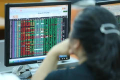 Tâm lý tiêu cực lan nhanh, khiến các nhóm ngành đồng loạt “đổ đèo” ngay trong buổi sáng. (Ảnh minh họa/Vietnam+)