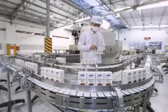 Kinh tế-xã hội đang dần ổn định và được giữ vững với sự đồng thuận cao của cộng đồng doanh nghiệp và người dân. (Ảnh: TTXVN)