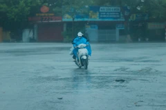 Sức gió tại bờ biển Đồ Sơn lúc 9h vào khoảng cấp 7. (Ảnh: Minh Quyết/TTXVN)