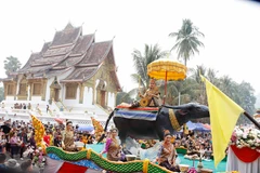 Nang Sangkhane Luang Prabang 2023 cùng đoàn rước đi giữa những con phố cổ nổi tiếng của Di sản Thế giới Luang Prabang. (Ảnh: Phạm Kiên/TTXVN)