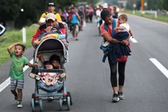 Người di cư tại khu vực Mapastepec, bang Chiapas, Mexico, trong hành trình tới Mỹ. (Ảnh: AFP/TTXVN)