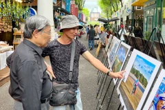 Người dân, du khách tham quan Triển lãm. (Ảnh: Thu Hương/TTXVN)