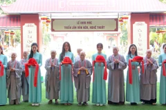Các vị Ni trưởng thực hiện nghi thức cắt băng khai mạc triển lãm văn hóa nghệ thuật 'Vạn dặm yêu thương.' (Ảnh: Trung Kiên - TTXVN)