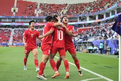 Các tuyển thủ Việt Nam ăn mừng bàn thắng vào lưới tuyển Nhật Bản. (Ảnh: THX/TTXVN)