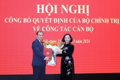Đồng chí Trương Thị Mai, Ủy viên Bộ Chính trị, Thường trực Ban Bí thư, Trưởng Ban Tổ chức Trung ương trao Quyết định của Bộ Chính trị cho đồng chí Lê Hải Bình. (Ảnh: Phương Hoa/TTXVN)