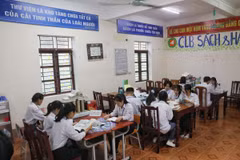 Học sinh trường THPT Lạng Giang số 3 đọc sách tại thư viện nhà trường. (Ảnh: Danh Lam/TTXVN)