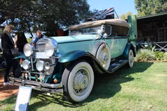 Chiếc Buick năm 1930 này rất đặc biệt vì đây là chiếc xe tay lái bên phải duy nhất trên thế giới. (Ảnh: Hồng Minh/TTXVN)