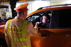 Cán bộ, chiến sỹ đội CSGT số 1 (Phòng CSGT Hà Nội) kiểm tra nồng độ cồn người điểu khiển phương tiện giao thông. (Ảnh: Phạm Kiên/TTXVN)