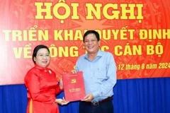 Ông Dương Sà Kha nhận Quyết định giữ chức Bí thư thị ủy thị xã Vĩnh Châu (Sóc Trăng). (Ảnh Trung Hiếu/TTXVN)