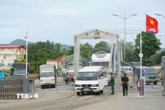 Hàng hóa xuất, nhập khẩu qua Cửa khẩu Quốc tế Tịnh Biên. (Ảnh: Công Mạo/TTXVN) 